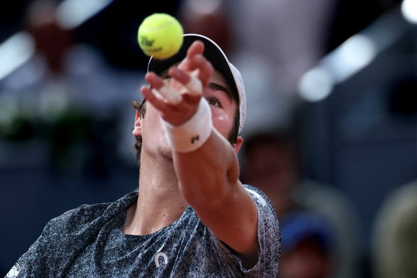 João Fonseca saca contra Rafael Jodar no Masters 1000 de Madri. (Foto: Thomas COEX/AFP)