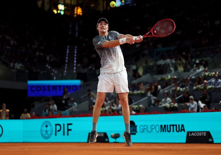 João Fonseca na estreia do Masters 1000 de Madri contra o anfitrião Rafael Jodar (Foto: Thomas COEX / AFP)