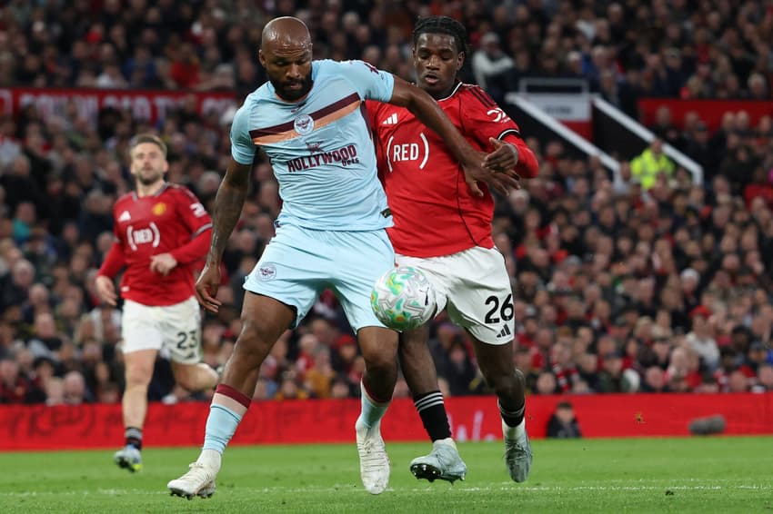 O atacante brasileiro do Brentford, Igor Thiago, disputa a bola com o zagueiro inglês do Manchester United, Ayden Heaven, durante a partida da Premier League entre Manchester United e Brentford (Foto: Darren Staples / AFP)