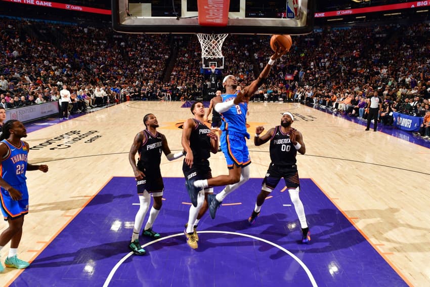 Shai Gilgeous-Alexander, número 2 do Oklahoma City Thunder, faz a cesta na partida contra o Phoenix Suns (Foto: Kate Frese/AFP)