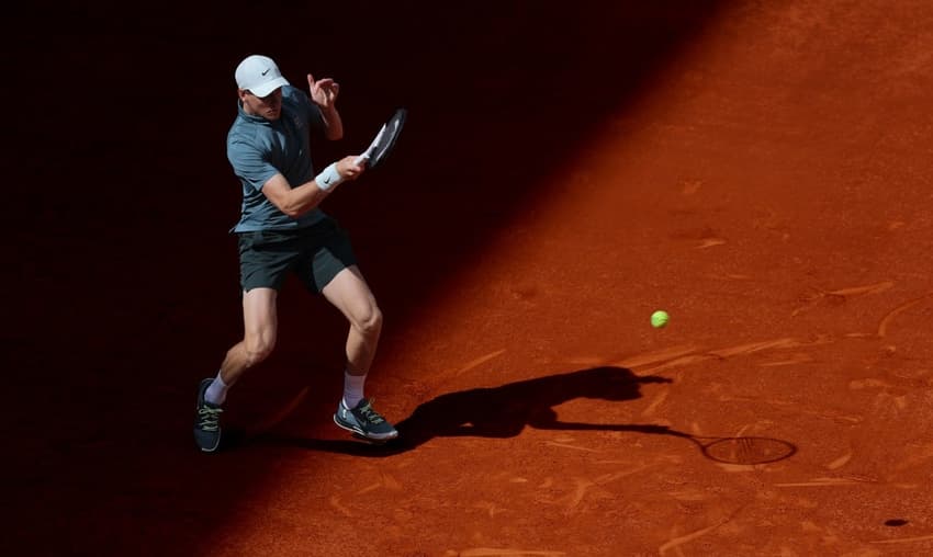 O italiano Jannik Sinner na vitória sobre o britânico Cameron Norrie em Madri (Foto: Thomas COEX / AFP)