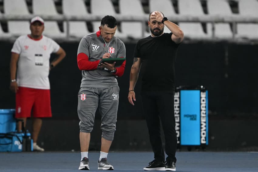 Thiago Leitão, técnico do Ind. Petrolero, criticou gramado do Botafogo (Foto: Mauro Pimentel/AFP)