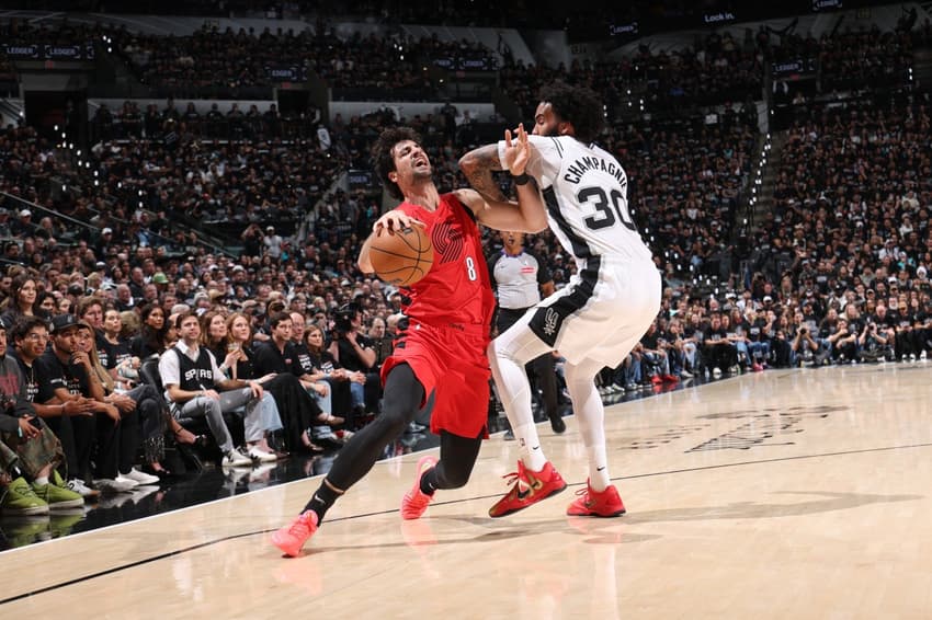Deni Avdija, do Portland Trail Blazers, recebe a marcação de Champagnie, do San Antonio Spurs (Foto: Joe Murphy/NBAE via /AFP)