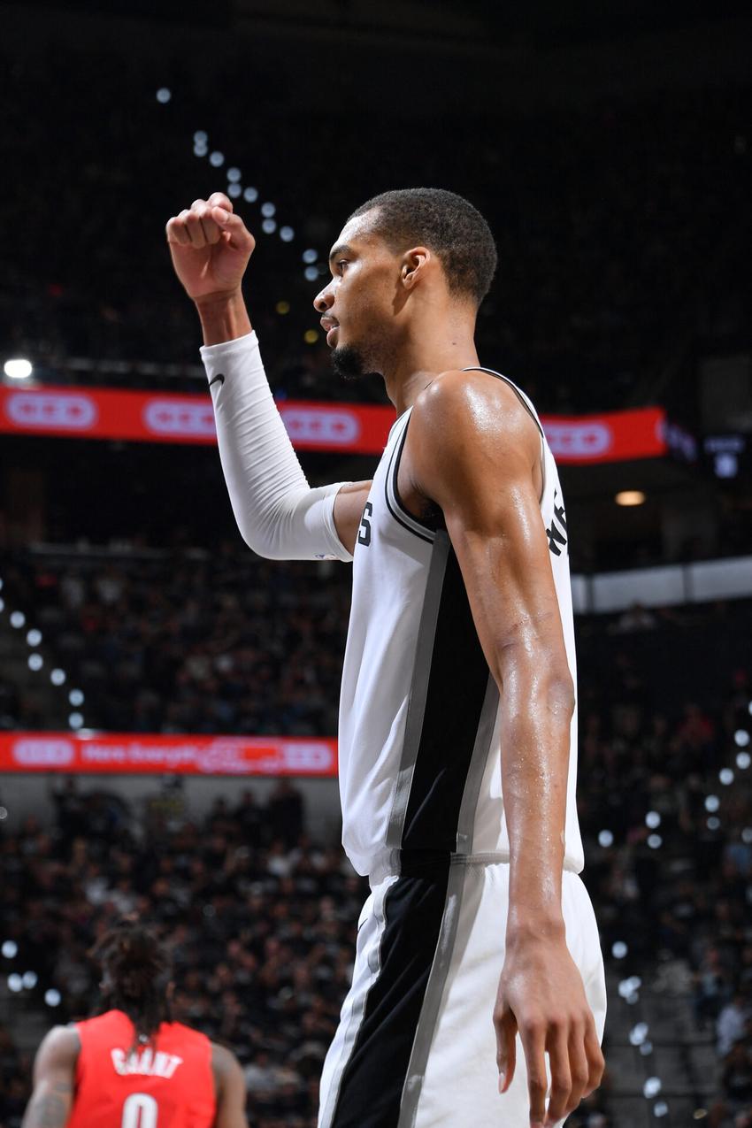 Victor Wembanyama, do Spurs, comemora durante partida contra o Trail Blazers no jogo cinco da primeira rodada dos playoffs da NBA (Foto: Michael gonzales/Nbae via getty images/Afp)