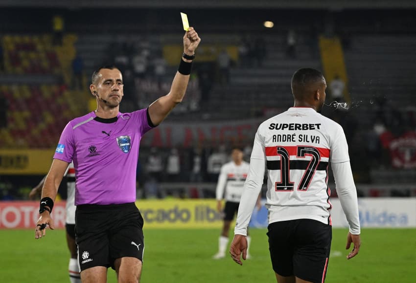 André Silva recebe cartão amarelo (Foto: Luis Acosta / AFP)