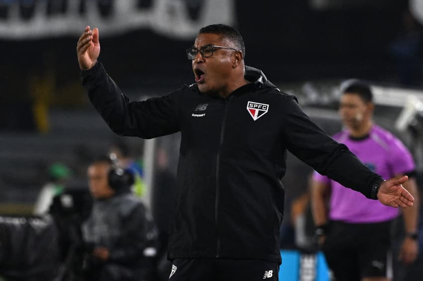 Roger Machado falou sobre escalação alternativa (Foto: Luis Acosta / AFP)