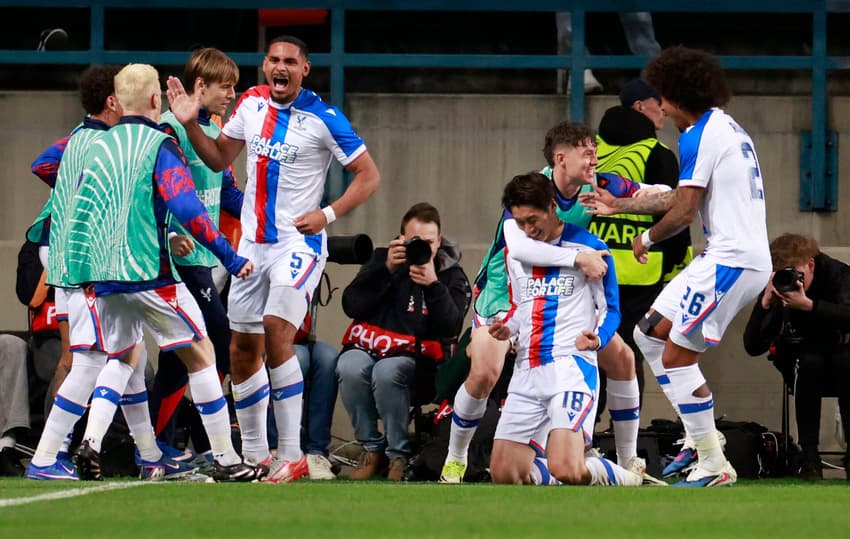 Jogadores do Palace celebrando gol na semifinal contra o Shakhtar (Foto: Wojtek RADWANSKI / AFP)