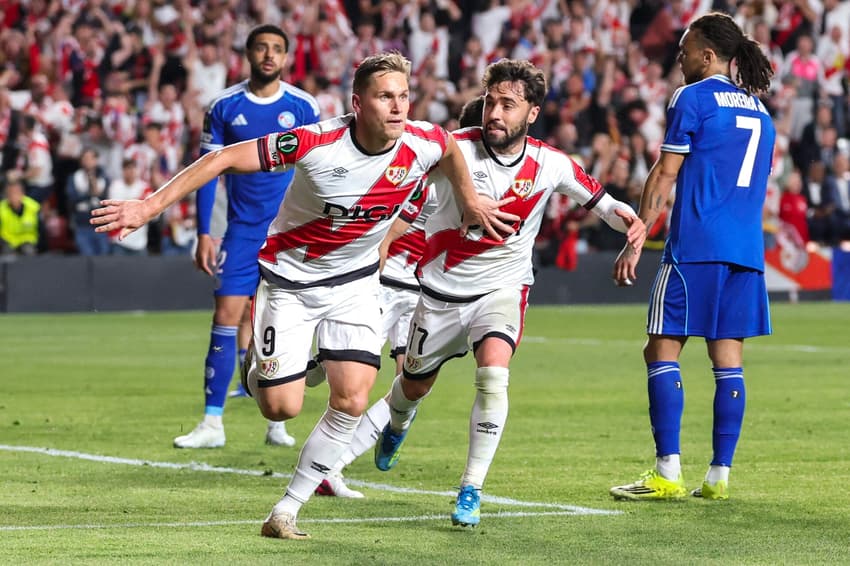 O atacante brasileiro Alemao, camisa 9 do Rayo Vallecano, comemora o primeiro gol de sua equipe durante a partida de ida da semifinal da Conference League entre Rayo Vallecano e Strasbourg (Foto: Pierre-Philippe Marcou / AFP)