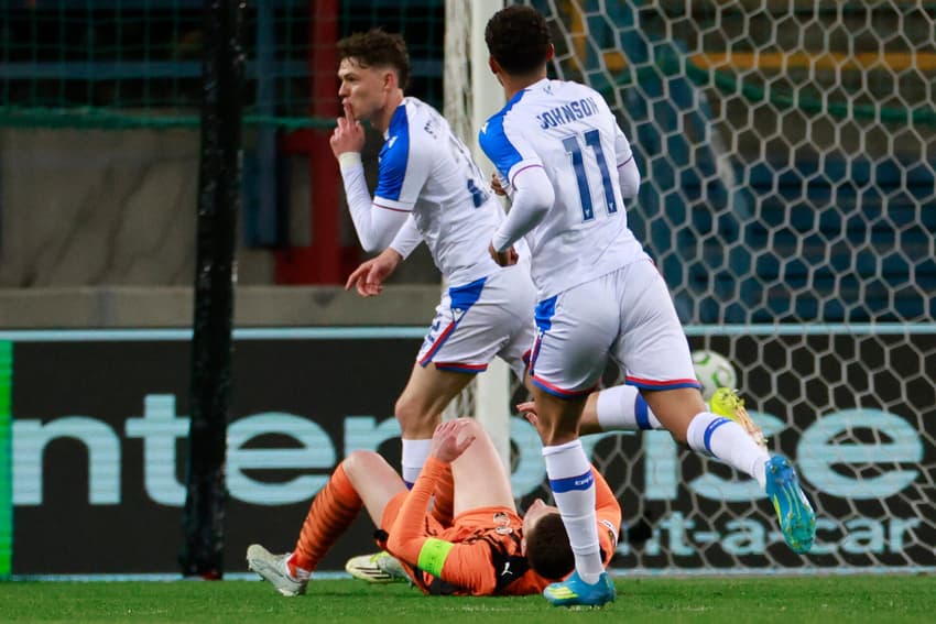 Jorgen Strand Larsen comemora o terceiro gol do Crystal Palace com Brennan Johnson, durante a partida de ida da semifinal da Conference League entre Shakhtar Donetsk e Crystal Palace (Foto: Wojtek Radwansku / AFP)