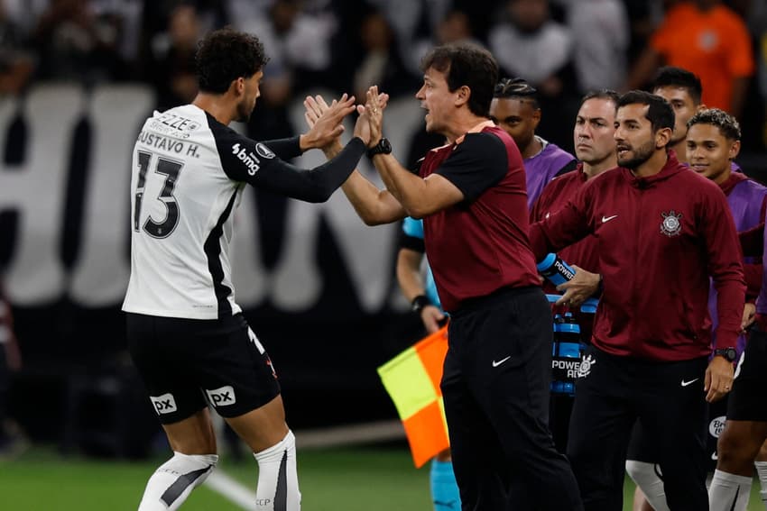 Gustavo Henrique marcou o primeiro do Corinthians em partida contra o Peñarol pela Libertadores (Foto: Miguel Schincariol/AFP)