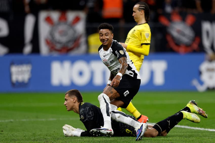 Lingard comemora gol com a camisa do Corinthians