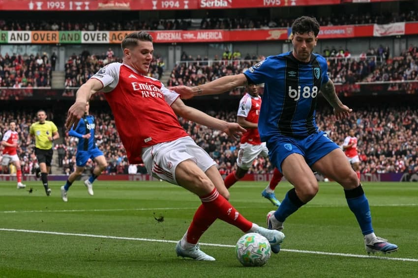 Jogadores do Arsenal e Bournemouth em ação na Premier League (Foto: Glyn Kirk/AFP)