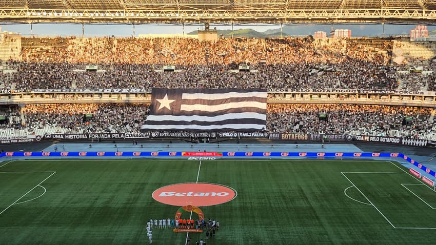 Estádio Nilton Santos recebe bom público para Botafogo x Chapecoense (Foto: Leonardo Bessa / Lance!)