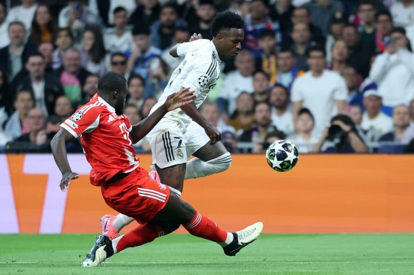 Vini Jr e Upamecano em duelo no confronto entre Bayern de Munique e Real Madrid (Foto: Pierr-Philippe Marcou/AFP)