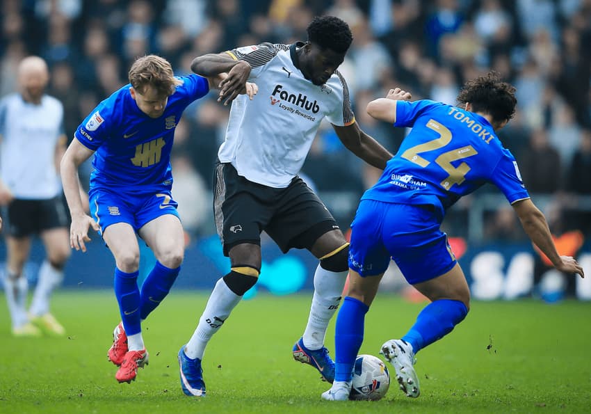 Agyemang em ação pelo Derby County no futebol inglês (Foto: Divulgação / Derby County)