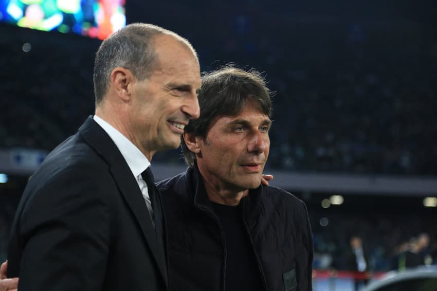 Massimiliano Allegri e Antonio Conte, respectivos técnicos de Milan e Napoli, se abraçam durante enfrentamento entre as equipes (Foto: Carlo Hermann / AFP)