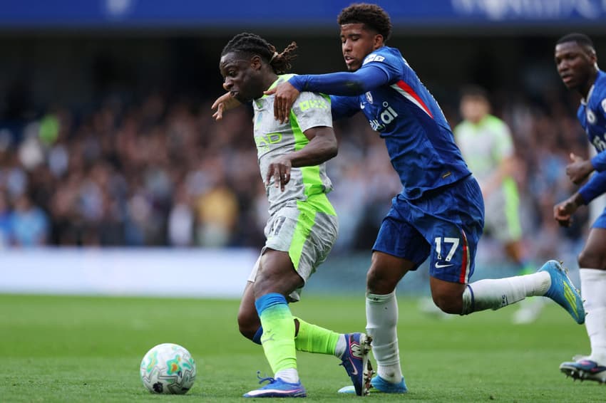 Andrey Santos e Jeremy Doku em ação no duelo entre Chelsea e Manchester City, na Premier League (Foto: Adrian Dennis/AFP)