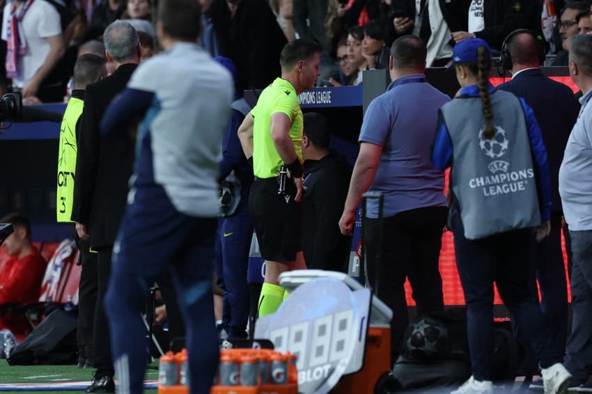Árbitro de Atlético de Madrid x Arsenal foi ao VAR duas vezes na semifinal da Champions