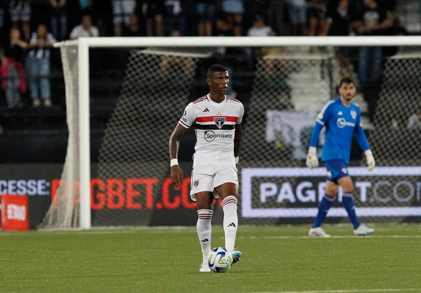 Após vídeos em festas, Arboleda responde o São Paulo e futuro deve ser definido (Foto: Rubens Chiri/Saopaulofc.net)