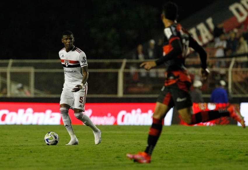 Arboleda está fora há duas semanas (Foto: Rubens Chiri/Saopaulofc.net)