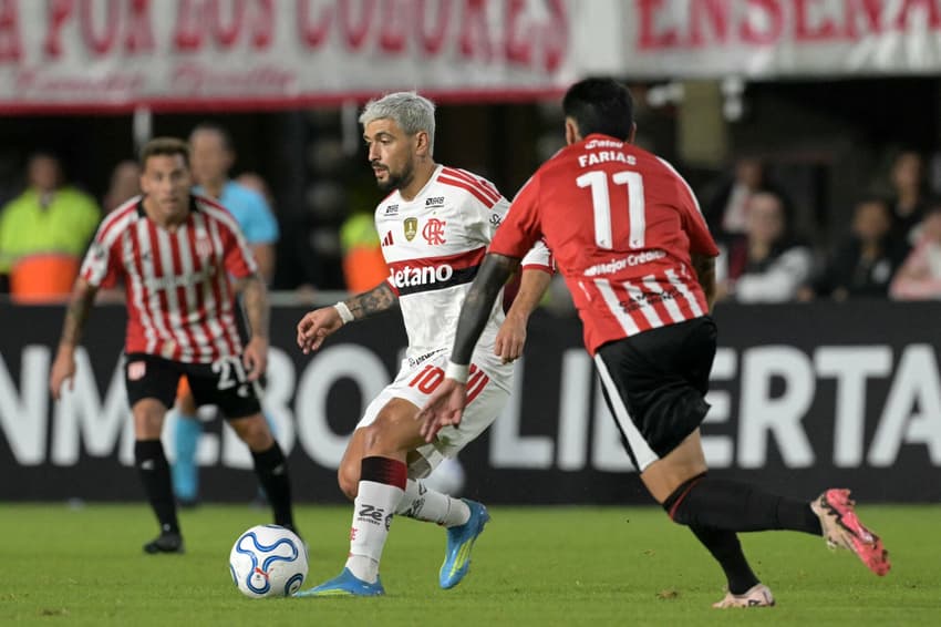 Arrascaeta em ação durante Estudiantes x Flamengo (Foto: Juan Mabromata/AFP)