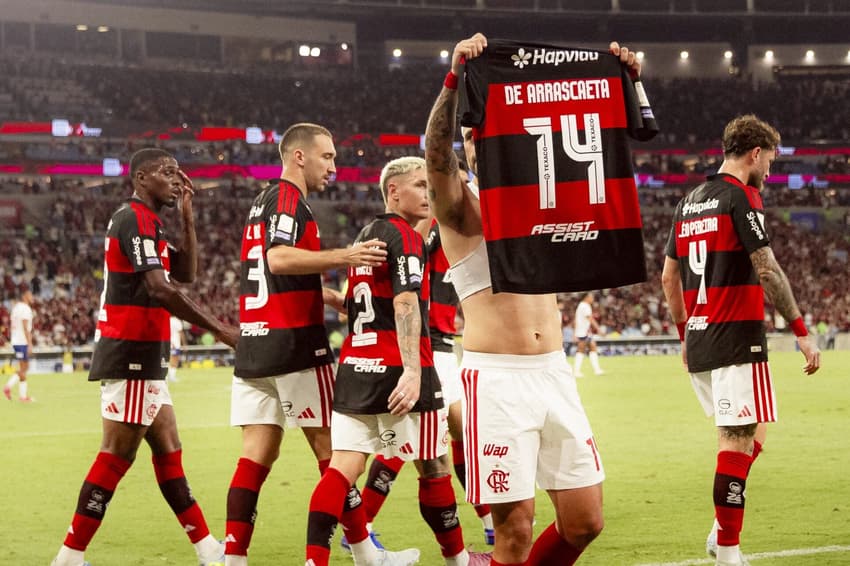Arrascaeta mostra camisa 14 à torcida do Flamengo em comemoração de gol contra o Bahia (Foto: Adriano Fontes / Flamengo)