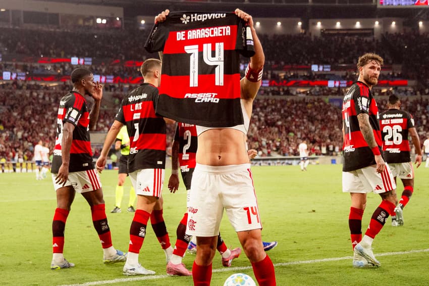 Arrascaeta mostra camisa 14 à torcida do Flamengo em comemoração de gol (Foto: Adriano Fontes / Flamengo)