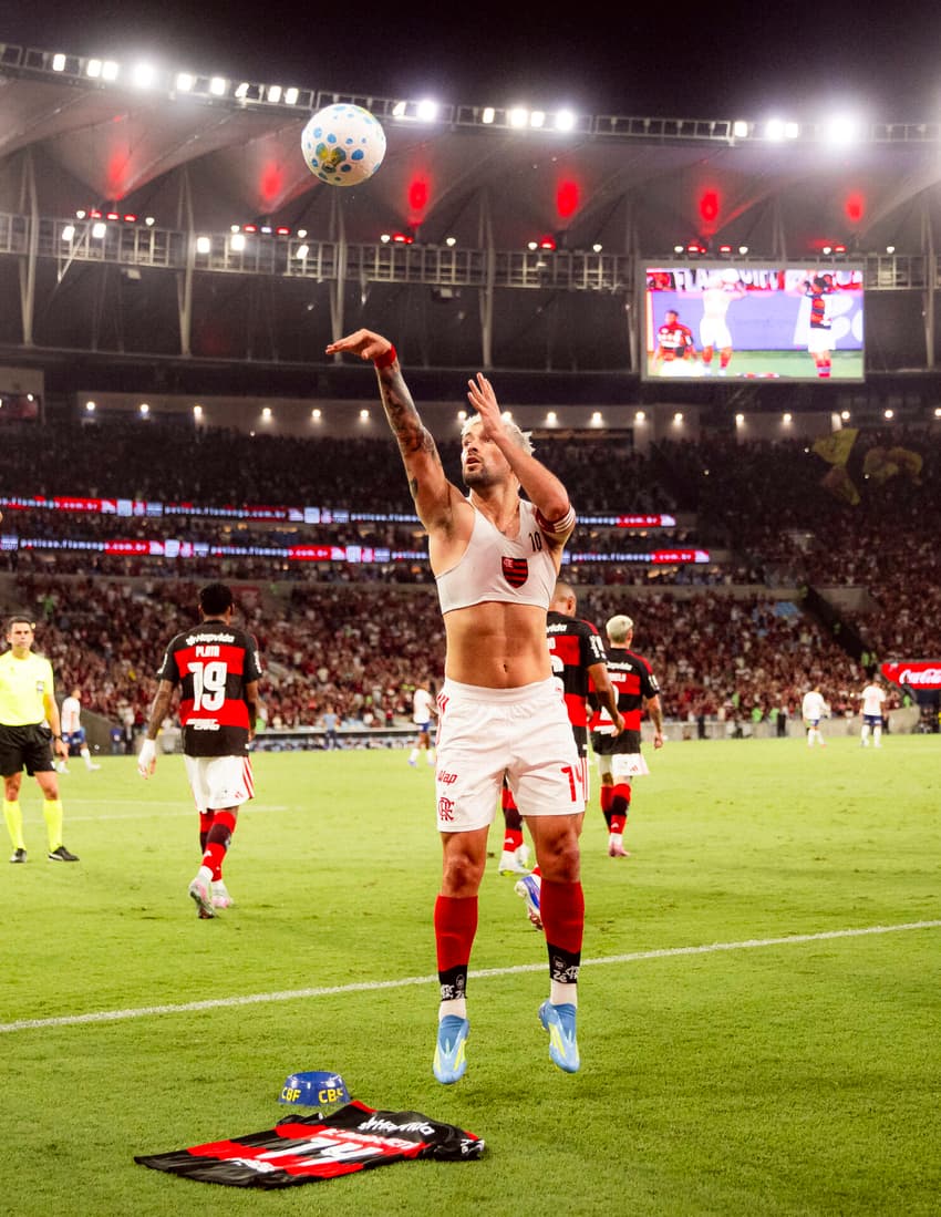 Arrascaeta simula arremesso em homenagem a Oscar Schmidt contra o Bahia (Foto: Adriano Fontes / Flamengo)