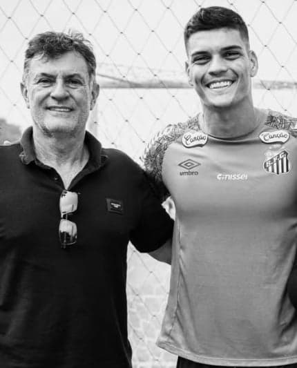 Gabriel Brazão ao lado do pai no CT Rei Pelé/ (Foto: Divulgação/ Santos FC)
