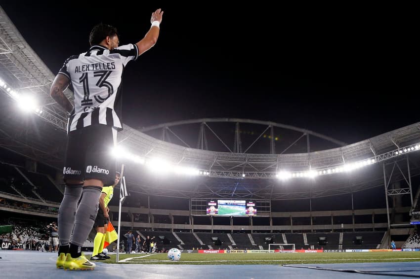 Alex Telles em ação pelo Botafogo (Foto: Vitor Silva/Botafogo)