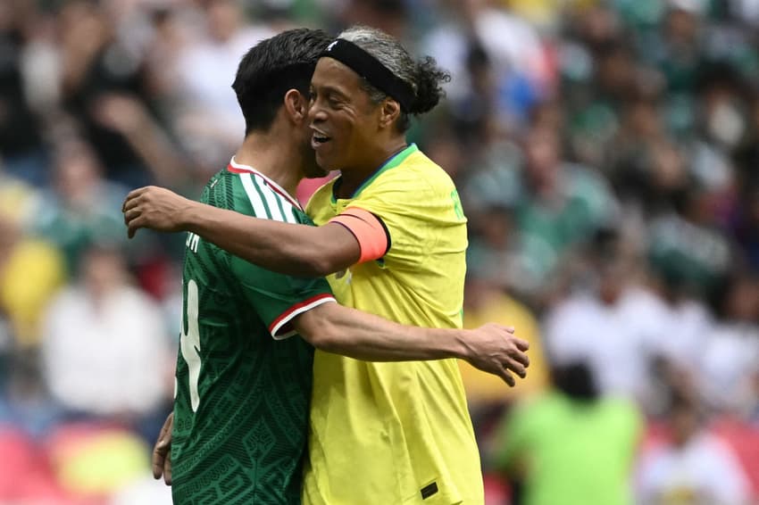 Ronaldinho Gaúcho cumprimenta companheiro durante Brasil x México Legends (Foto: CARL DE SOUZA / AFP)