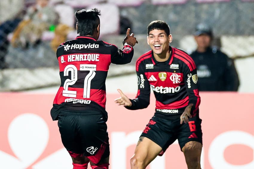 Bruno Henrique dedica gol contra o Cusco a Ayrton Lucas, autor do cruzamento (Foto: Adriano Fontes / Flamengo)