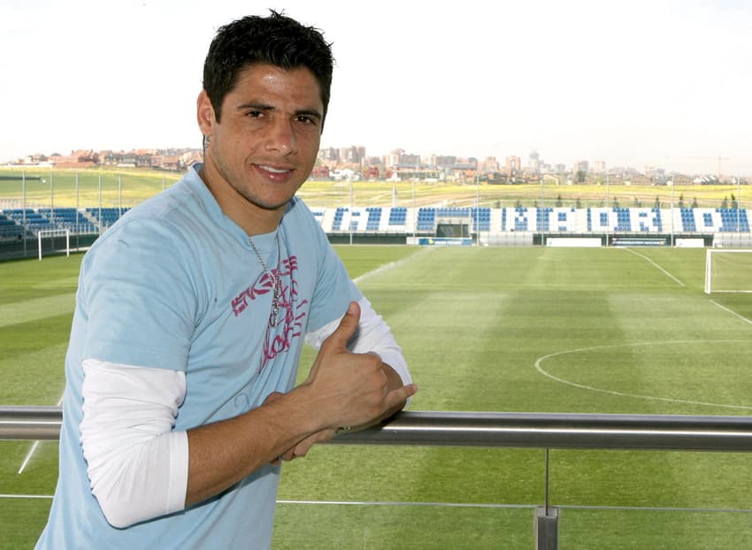 Cicinho no CT do Real Madrid (Foto: EFE/Juan Carlos Hidalgo)