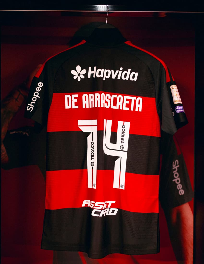 Camisa 14 de Arrascaeta pendurada no vestiário do Flamengo no Maracanã (Foto: Adriano Fontes / Flamengo)