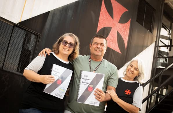 À esquerda a pedagoga Karla Pedrosa ao lado de Paulo Roberto e à direita Cida Cazote,<br>coordenadora do Departamento de Desenvolvimento Humano (Foto: Dikran Sahagian/Vasco)