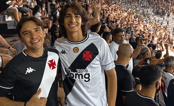 JP ao lado do pai assistindo ao jogo do Vasco, em São Januário (Foto: Reprodução)