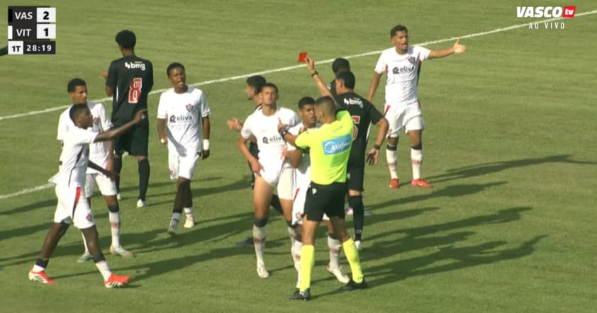 Momento em que o árbitro da partida expulsa Guilherme Inácio, jogador do Vitória (Foto: Reprodução/VascoTV)