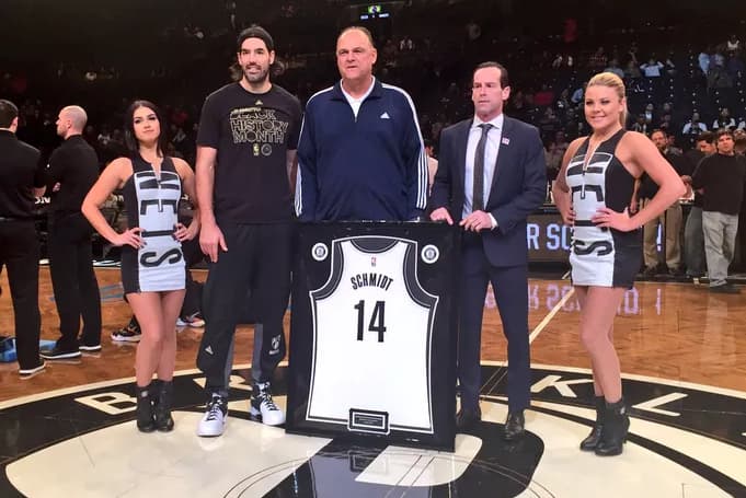<strong>Oscar Schmidt, ao lado de Luis Scola, foi homenageado pelo Brooklyn (Foto: Divulgação/Brooklyn Nets)</strong><br>