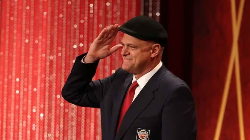 Oscar Schmidt recebendo a homenagem. (Foto: Divulgação)