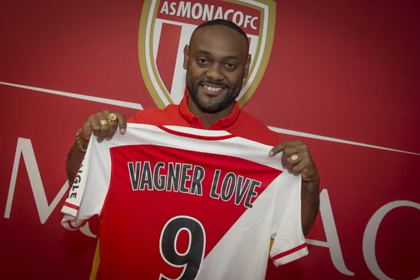 Vagner Love atuou pelo Monaco apenas no primeiro semestre de 2016 (Foto: Divulgação/Monaco)