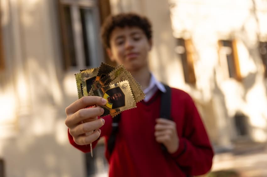 Carta dourada de Vini Jr no filme "O gênio do crime" (Foto: Divulgação)