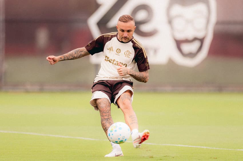 Cebolinha faz treino com bola no Ninho do Urubu (Foto: Adriano Fontes / Flamengo)