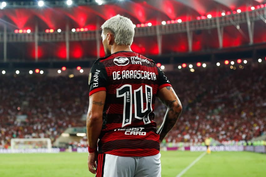 Arrascaeta volta a usar camisa 14 em homanegem à Oscar Schmidt (Foto: Gilvan de Souza/Flamengo)