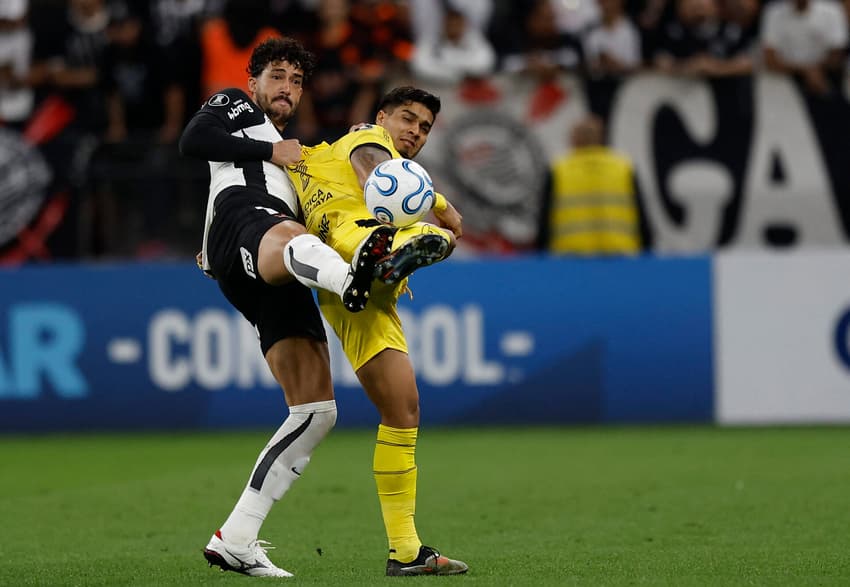 Gustavo Henrique em Corinthians x Peñarol pela Libertadores (Foto: Miguel SCHINCARIOL/AFP)