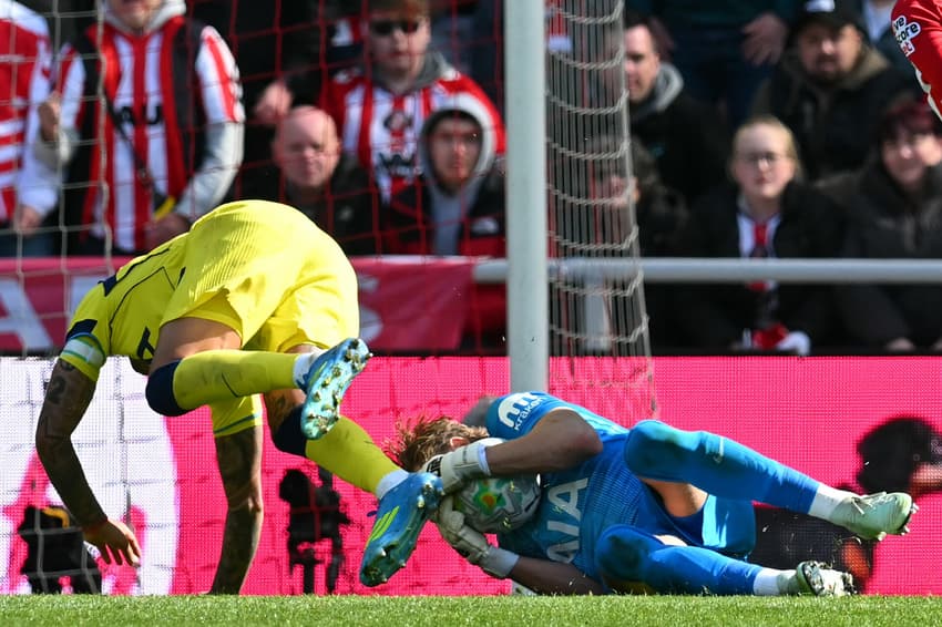 Cristian Romero em lance em que se lesionou em Sunderland x Tottenham, pela Premier League (Foto: ANDY BUCHANAN / AFP)