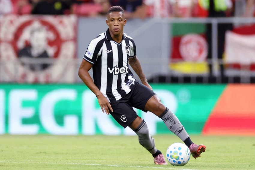 Danilo em ação durante Botafogo x Internacional