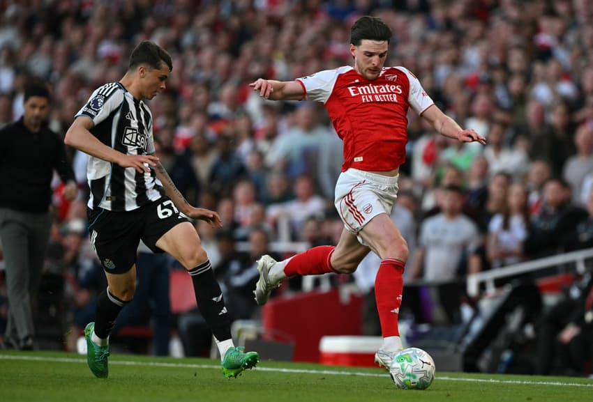 Declan Rice em ação no duelo entre Arsenal x Newcastle, na Premier League (Foto: Glynk Kirk/AFP)