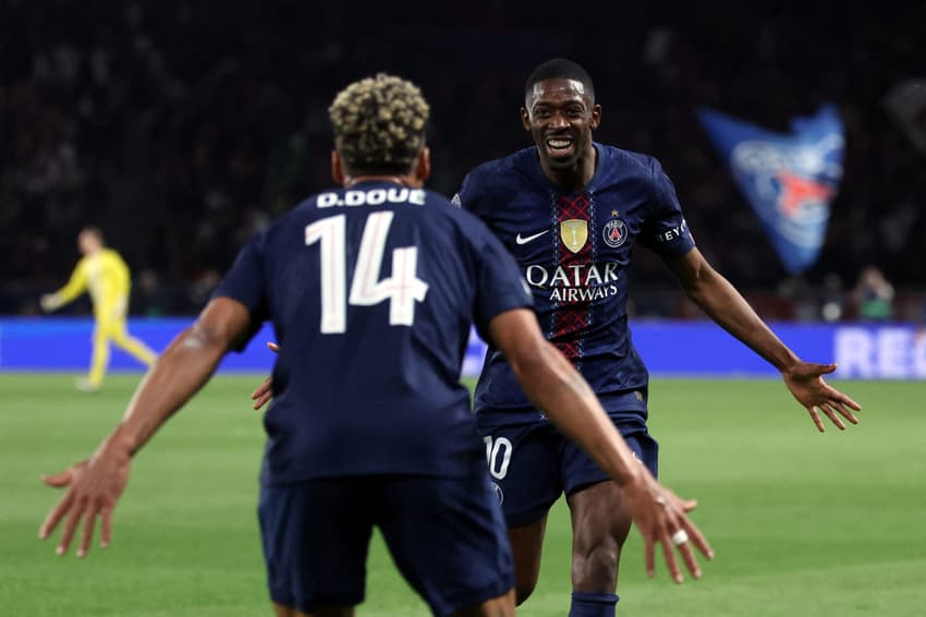 Dembélé e Doué comemoram gol do PSG sobre o Bayern, na Champions League