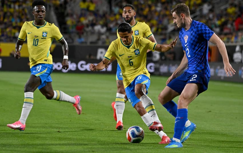 Douglas Santos tenta driblar defensor da Croácia em amistoso da Seleção Brasileira (Foto: Miguel J Rodríguez Carrillo / AFP)