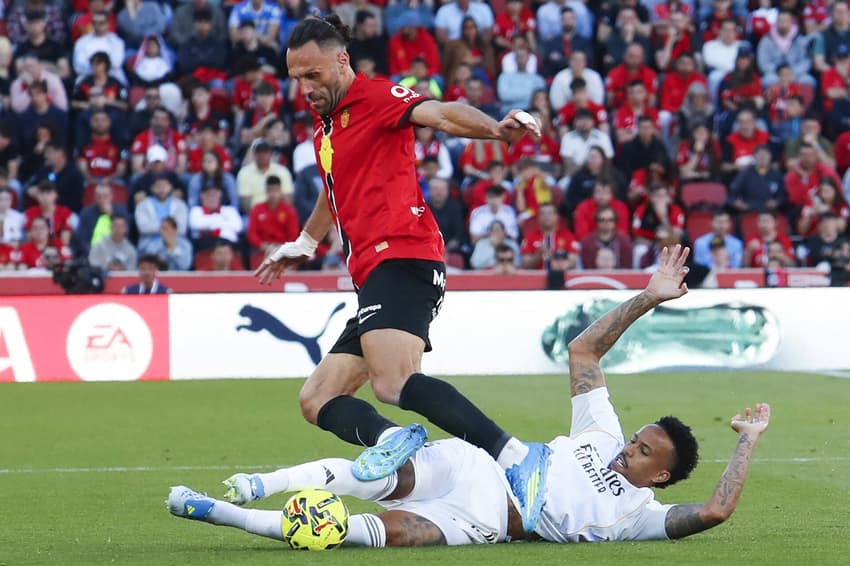 Mesmo com gol de Militão, o Real Madrid perdeu para o Mallorca por 2 a 1 em La Liga (Foto: JAIME REINA / AFP)